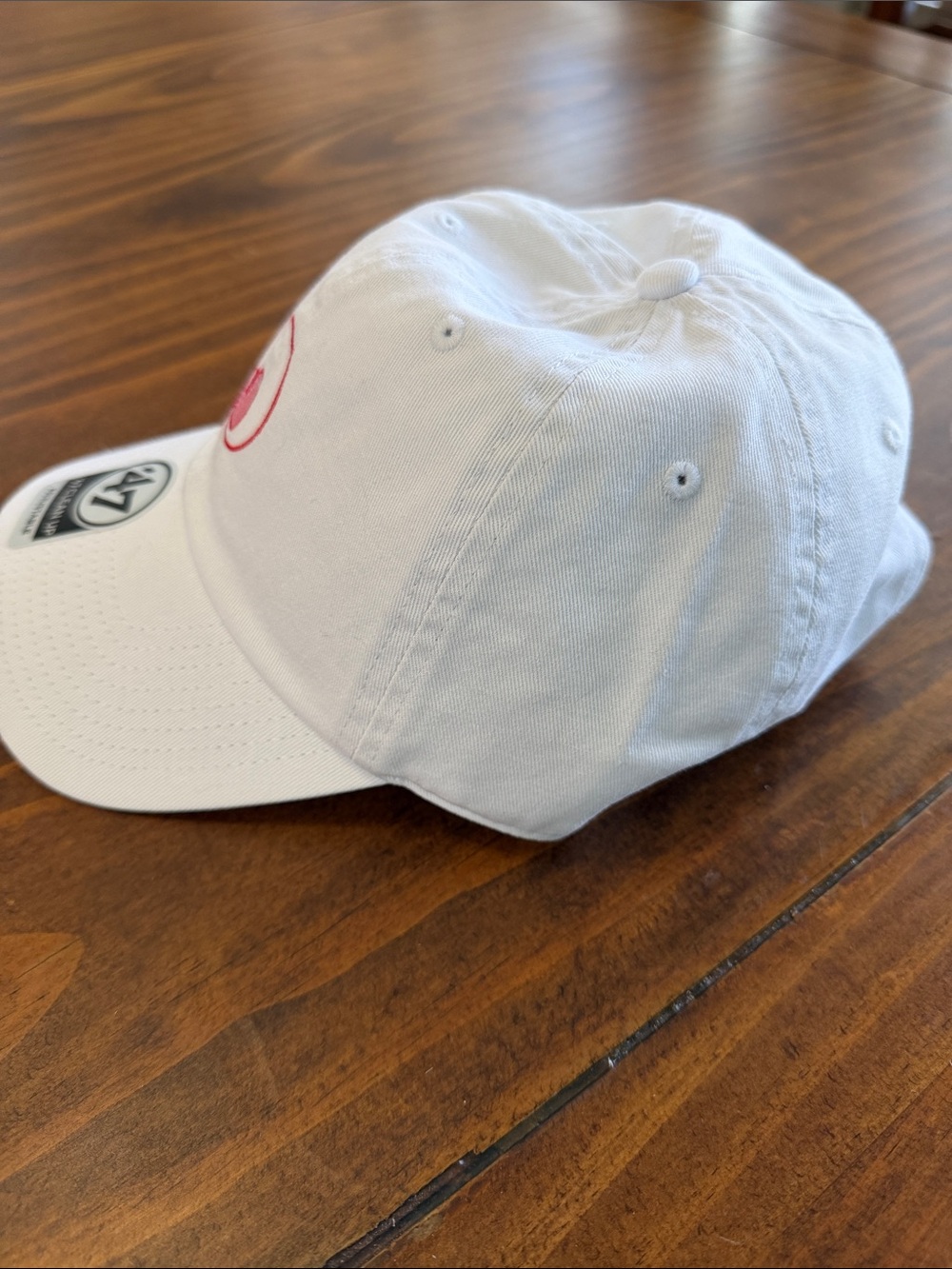 ‘47 Women’s White Baseball Cap with Pink Heart Logo - Picture 4 of 9